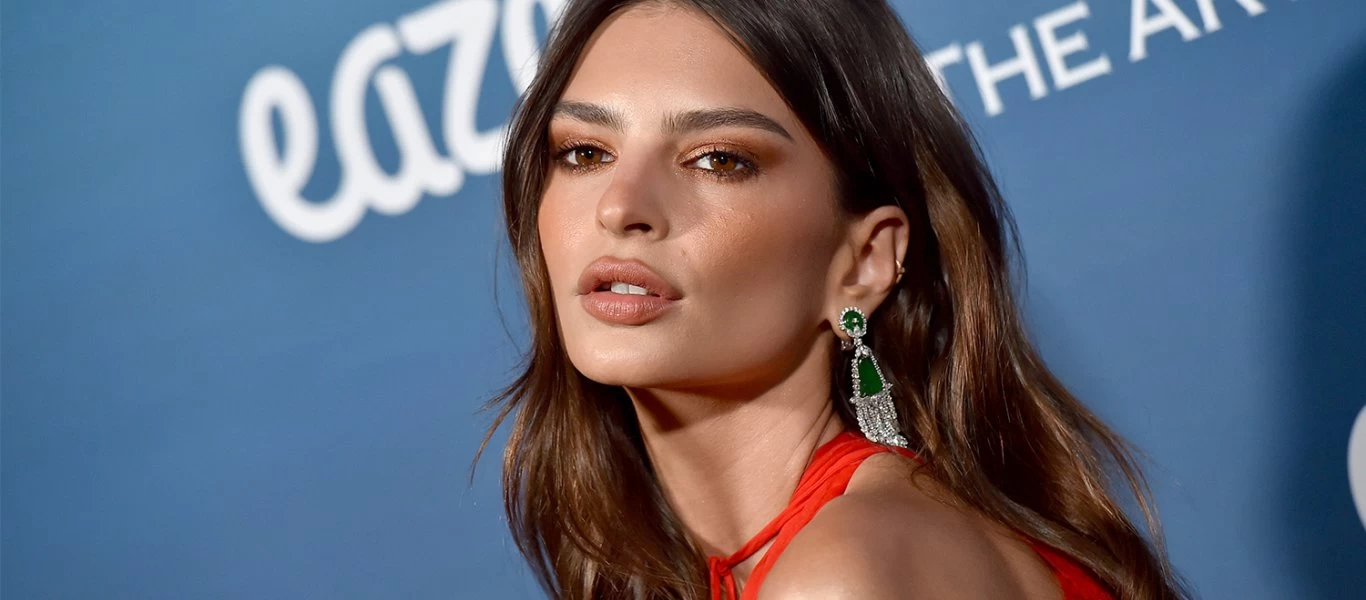 Θα σε «τρελάνει»: Η Emily Ratajkowski ποζάρει στους δρόμους την Αθήνας με τον σκύλο της εν μέσω πανδημίας (φωτο)